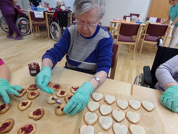 Frau backt Plätzchen