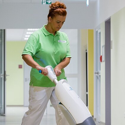 Reinigungskraft mit iMop