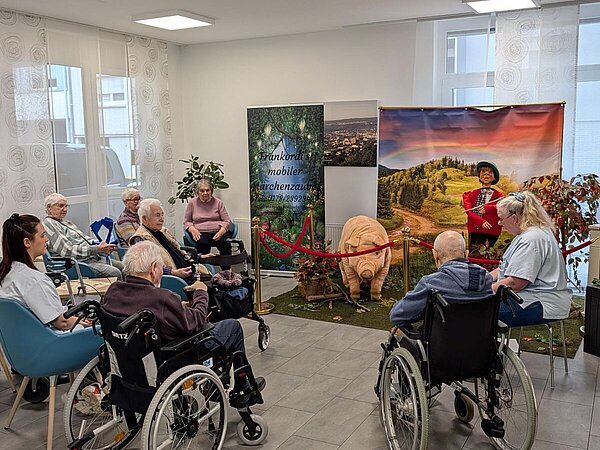 Person erzählt Senior:innen Märchen