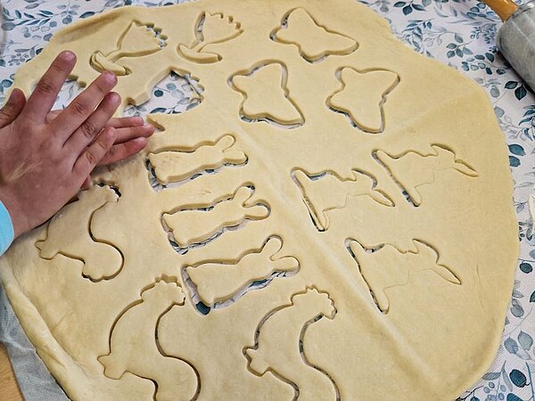 Teig mit Ausstechern in Hasenform