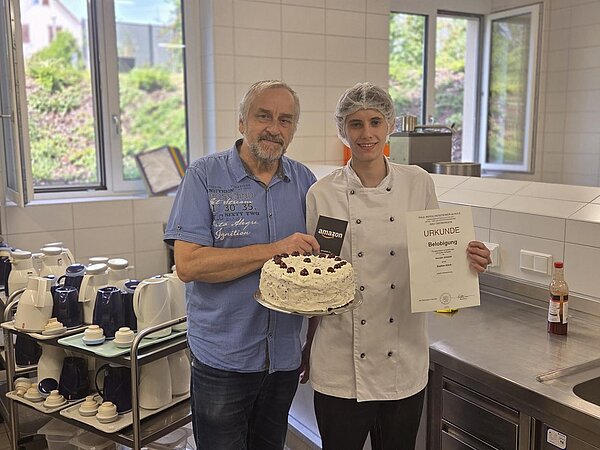 Menschen mit Torte 