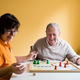 Bewohner und Betreuer beim Spiel