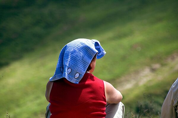 Frau mit Tuch auf dem Kopf