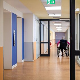 Blaues Aufzugsprotal