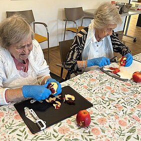 Apfelkuchen backen mit Seniorinnen