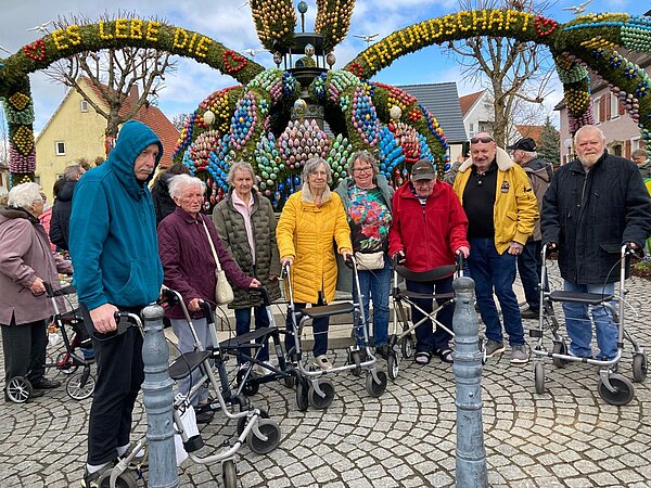Personen vor dem Osterbrunnen