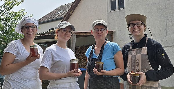 Das Team Personalmanagement durfte sich nach erfolgreicher Ernte mit einem Glas frisch geschleuderten Honig belohnen