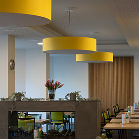 Wir haben ein Café und Restaurant