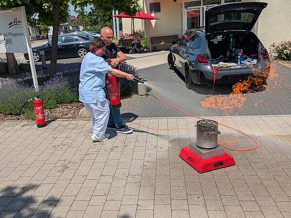 Im Pflegeheim Birkenfeld ging es um den Ernstfall: Wie geht man mit Feuer um? Was kann man selbst überhaupt tun? Was kommt zuerst? Was sollte man lassen? Mitarbeitende stellten sich dem Thema und fanden bei dem Vertreter der Feuerwehr Antworten auf ihre Fragen.  Praktisch wurde es beim Einsatz des Feuerlöschers am offenen Feuer.  Das ist immer wieder ein Höhepunkt bei den Brandschutzschulungen, die regelmäßig in unseren Pflegeeinrichtungen durchgeführt werden.  Vielen Dank an die Feuerwehr und unsere Teams und das gemeinsame Arbeiten daran, im Ernstfall für Sicherheit zu sorgen