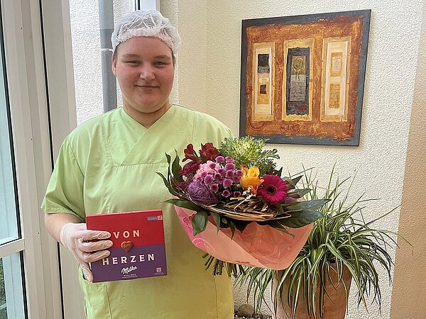 Person mit Blumenstrauß