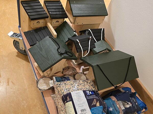 Vogelhäuser und Vogelfutter