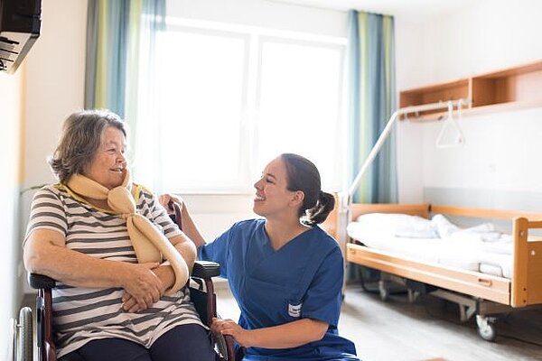 Pflegekraft mit Bewohnerin
