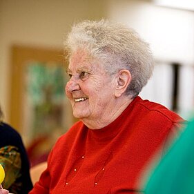 Lächelnde Bewohnerin