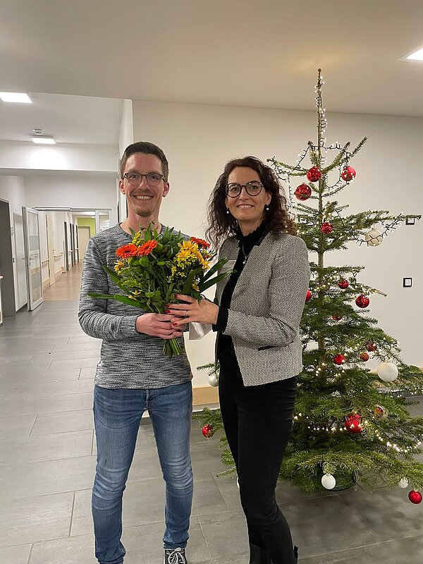 Pascal Brehm und Sylvia Beckmann mit Blumen