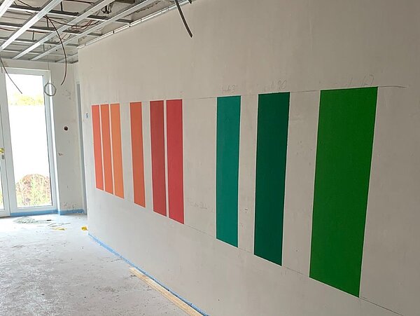 Farbstreifen an Wänden