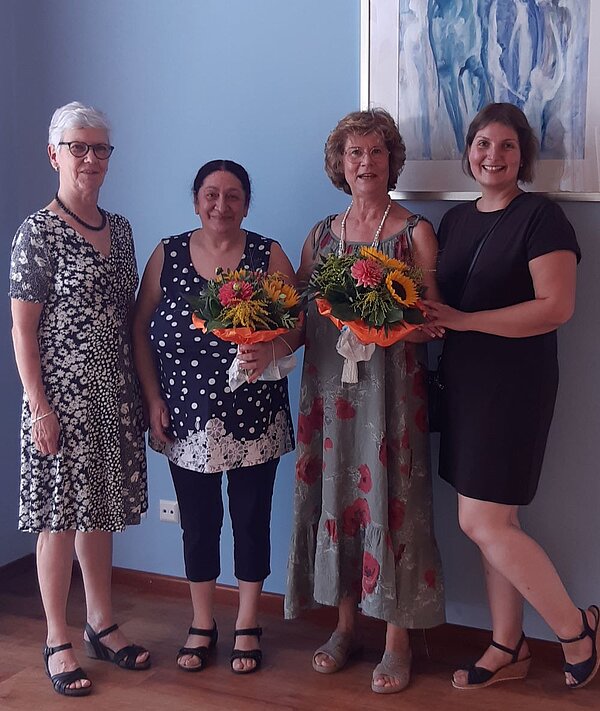 Rentnerinnen mit Blumen