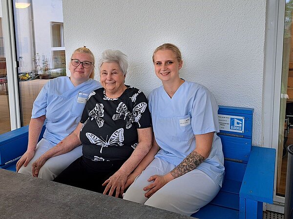 Menschen auf Sitzbank im Pflegestift Roßwälden