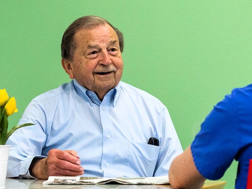 Pflegekraft und Gast Tagespflege