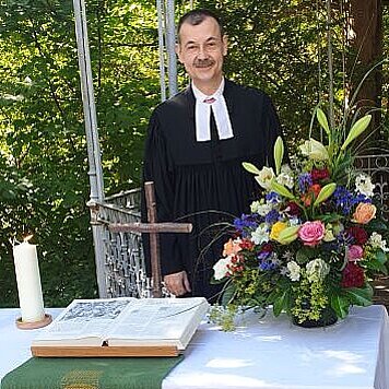 Pfarrer am Altar im Park