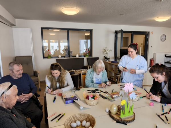 Personen, die Ostereier bemalen