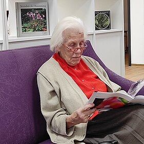 Bewohnerin liest eine Zeitschrift