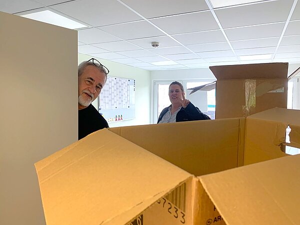 Personen mit Umzugskartons