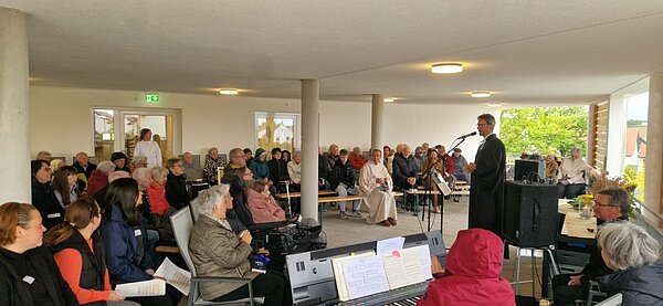 Der Ökumenischer Gemeindegottesdienst auf der überdachten Dachterrasse.
