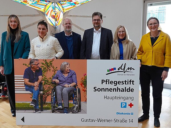 Gruppe mit Schild