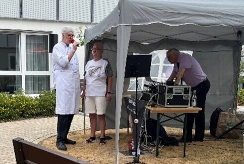 Mitarbeiter trägt Schlager vor