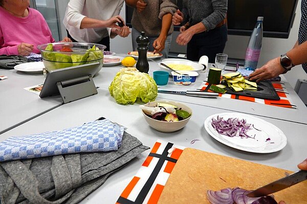 Zutaten je Rezept an einem Tisch