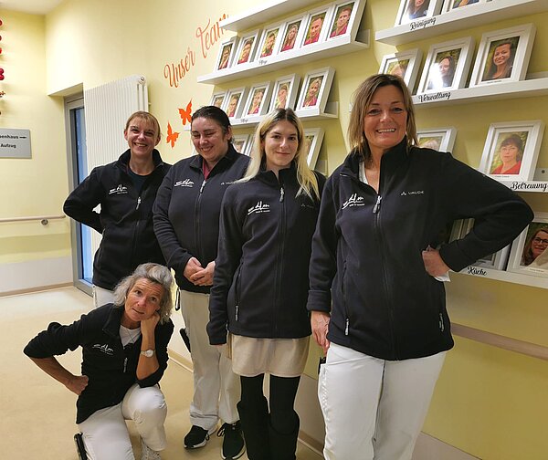 Mitarbeitende im Eingang