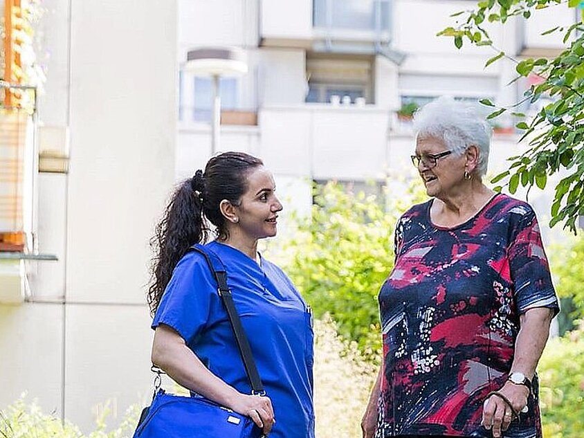 Pflegekraft und ältere Frau