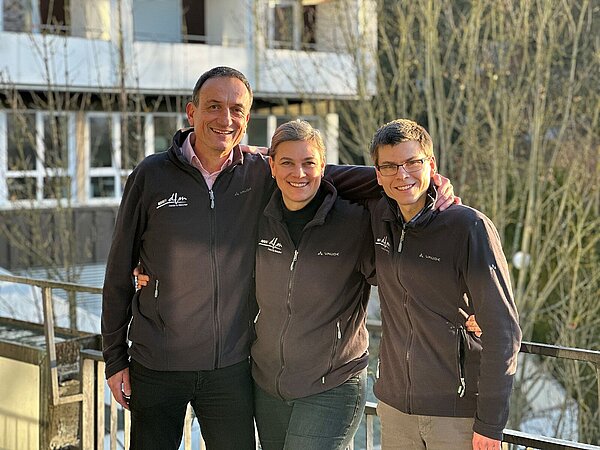 Mitarbeitende auf Balkon