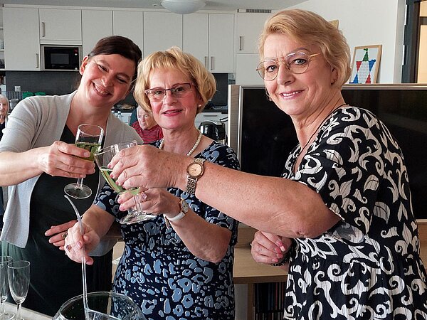 Personen, mit Getränken in den Händen