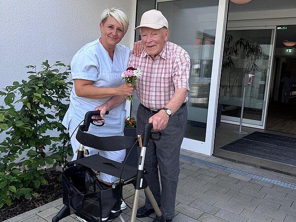 Zwei Personen mit selbst gepflücktem Blumenstrauß