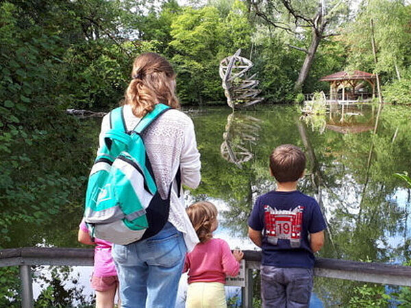 Familie vor Gewässer