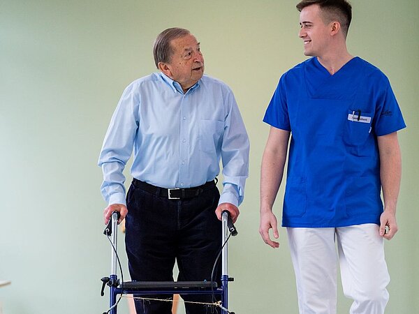 Pflegekraft und Bewohner