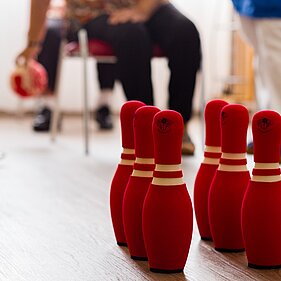 Bewohner beim Kegeln