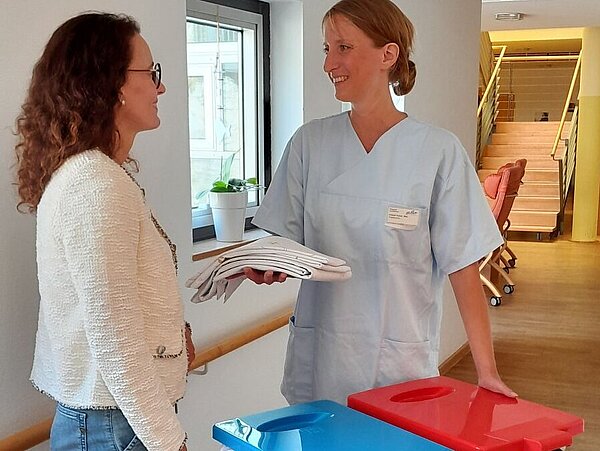 Mitarbeitende arbeiten gemeinsam