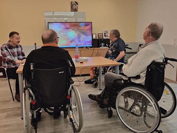 Senioren beim Karaoke