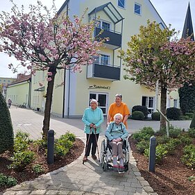 Bewohnerin auf dem Weg