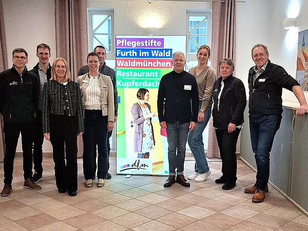 Mehrere Personen vor Lightbox