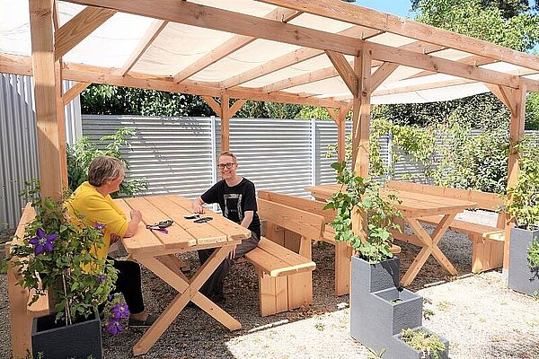 Frau und Mann sitzen draussen