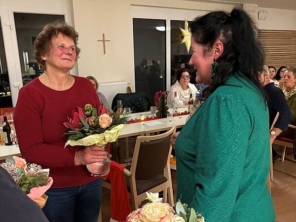 Person überreicht Blumenstrauß